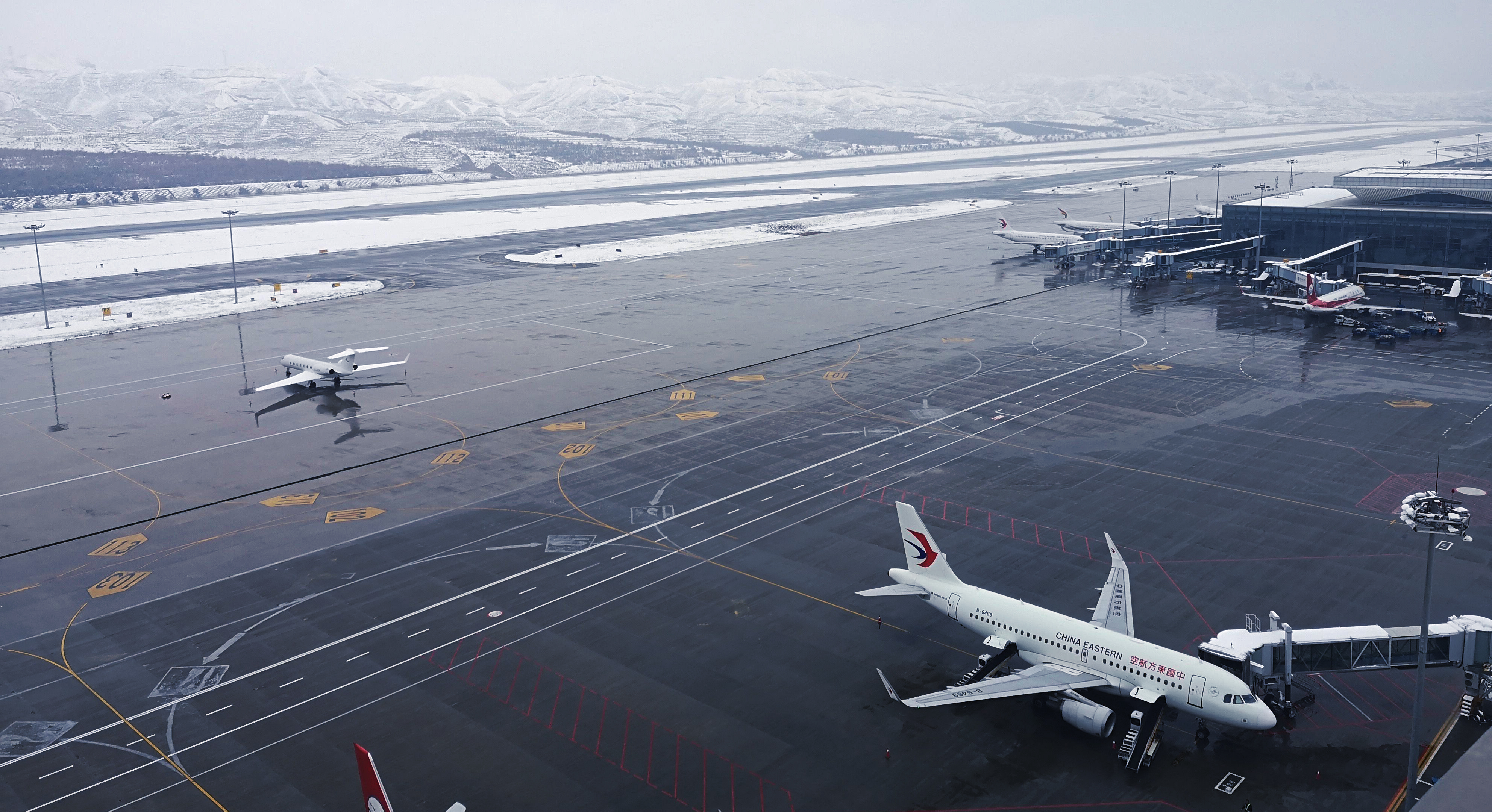 西宁机场迎秋冬季首场降雪 青海空管保障航班返航备降